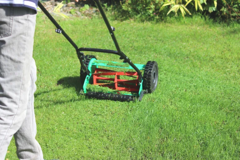 kelaleikkuri työssään